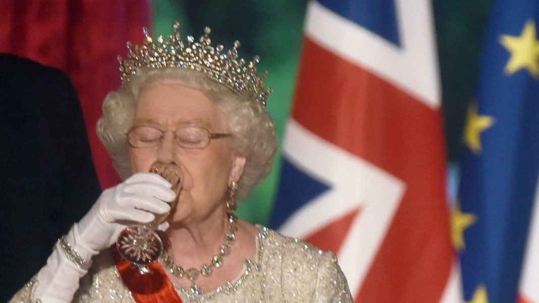 der-royale-sommelier-berichtet:-martini-ist-verboten-–-dafuer-genehmigt-sich-die-queen-ein-glaeschen-wein der-royale-sommelier-berichtet:-martini-ist-verboten-–-dafuer-genehmigt-sich-die-queen-ein-glaeschen-wein
