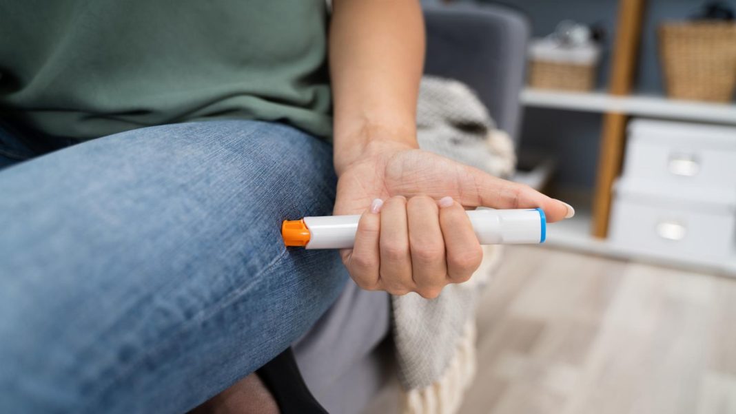 allergie:-adrenalin-pens-richtig-anwenden-–-19-jaehrige-zeigt,-wie-es-geht