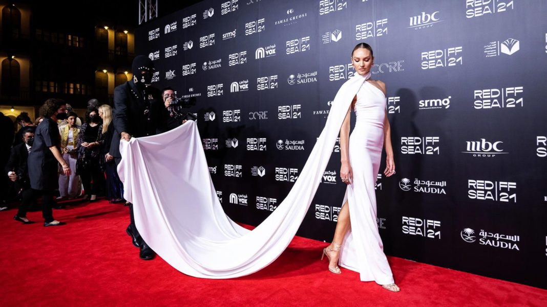 red-carpet-glamour-am-roten-meer:-die-schoensten-looks-des-red-sea-filmfestivals red-carpet-glamour-am-roten-meer:-die-schoensten-looks-des-red-sea-filmfestivals