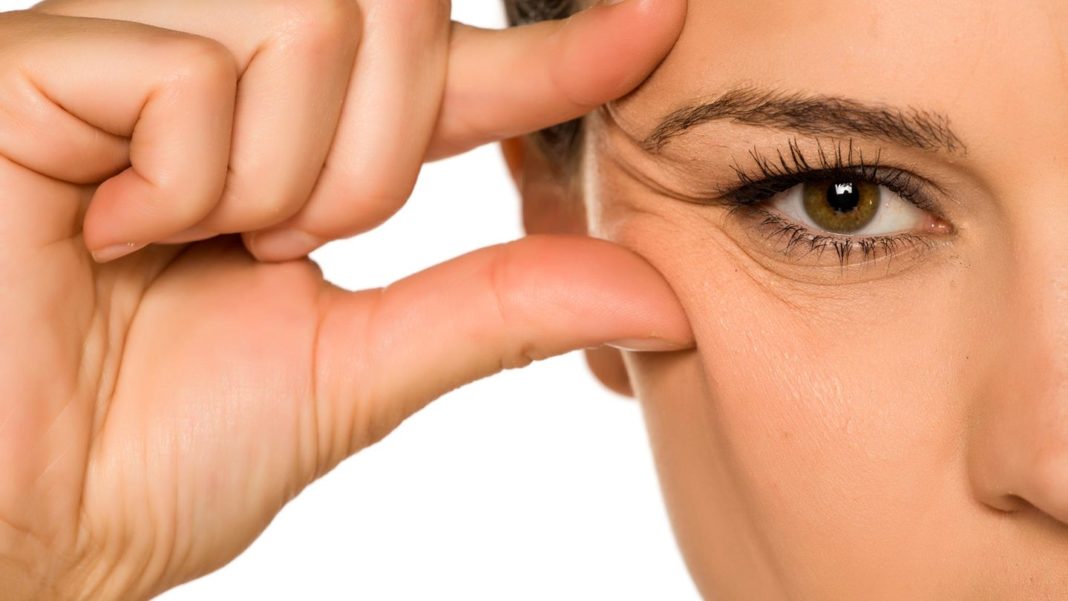 mimikfalten:-was-hilft-gegen-kraehenfuesse?-so-beugen-sie-kleinen-augenfaeltchen-vor mimikfalten:-was-hilft-gegen-kraehenfuesse?-so-beugen-sie-kleinen-augenfaeltchen-vor