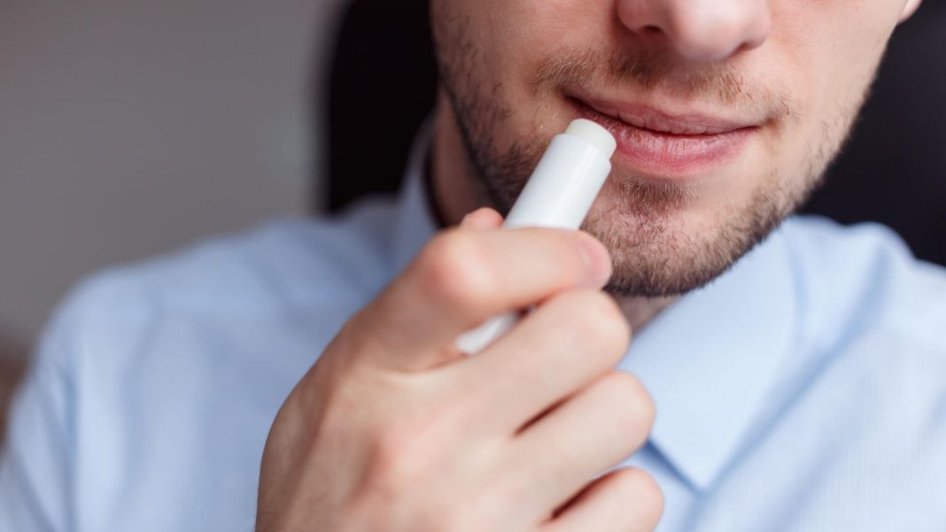 kalte-jahreszeit:-warum-im-winter-reichhaltiger-lippenbalsam-am-besten-gegen-sproede-lippen-hilft