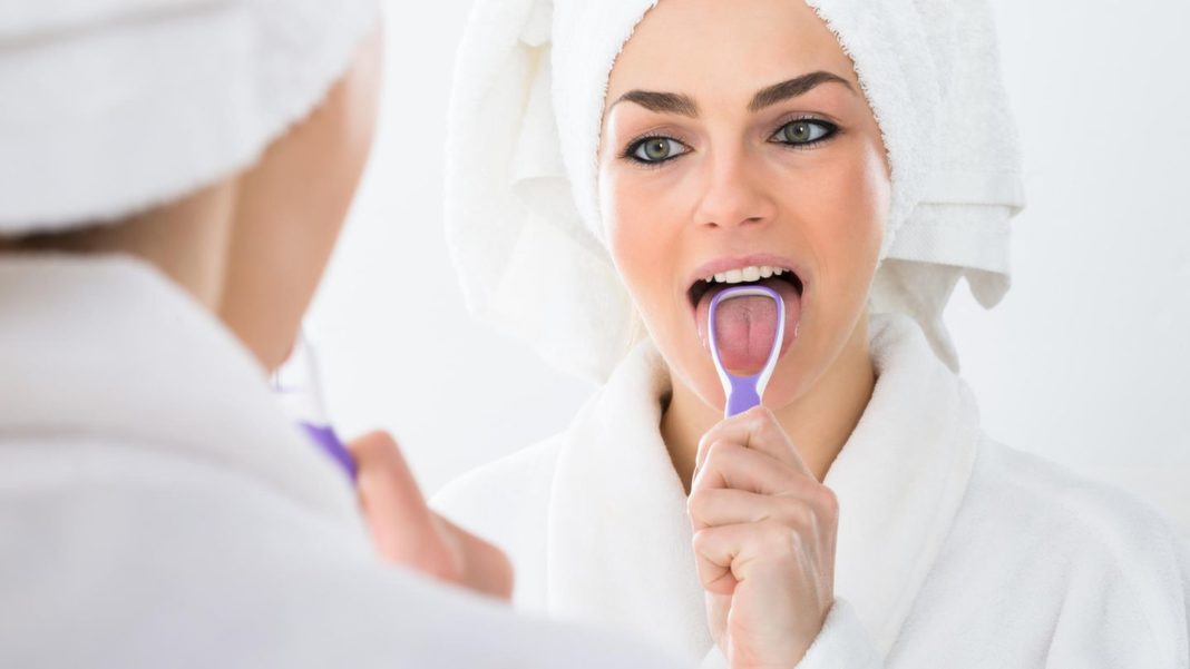 mundhygiene:-was-ist-ein-zungenschaber-und-wie-sinnvoll-ist-die-anwendung?