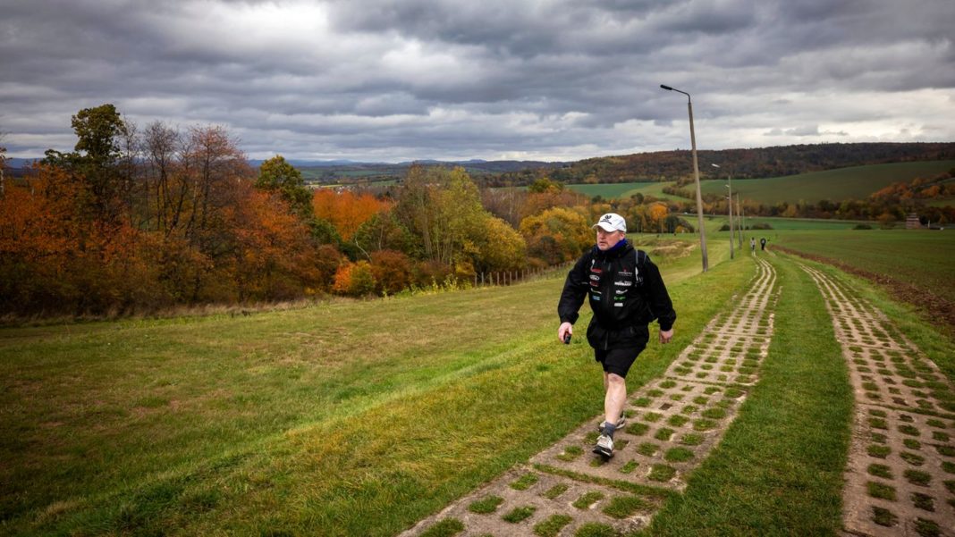 1400-kilometer-zu-fuss:-mitten-durch-deutschland:-joey-kelly-laeuft-auf-dem-ehemaligen-todesstreifen 1400-kilometer-zu-fuss:-mitten-durch-deutschland:-joey-kelly-laeuft-auf-dem-ehemaligen-todesstreifen