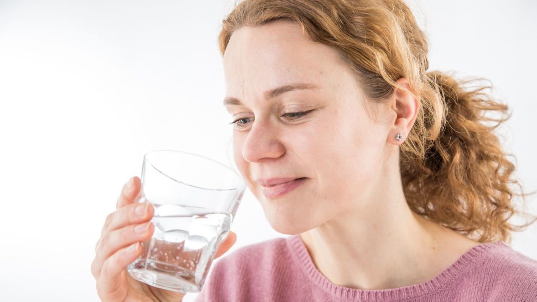 gesundheit-und-schoenheit:-sechs-gute-gruende,-warum-sie-morgens-ein-glas-wasser-auf-leeren-magen-trinken-sollten