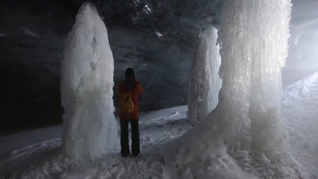 naturphaenomen:-riesig,-kalt-und-schoen:-eisgrotte-in-schweizer-gletscher-fasziniert-besucher