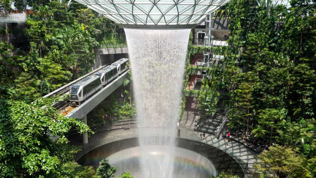 changi-airport:-the-jewel-in-singapur:-der-airport-mit-dem-40-meter-hohen-wasserfall changi-airport:-the-jewel-in-singapur:-der-airport-mit-dem-40-meter-hohen-wasserfall