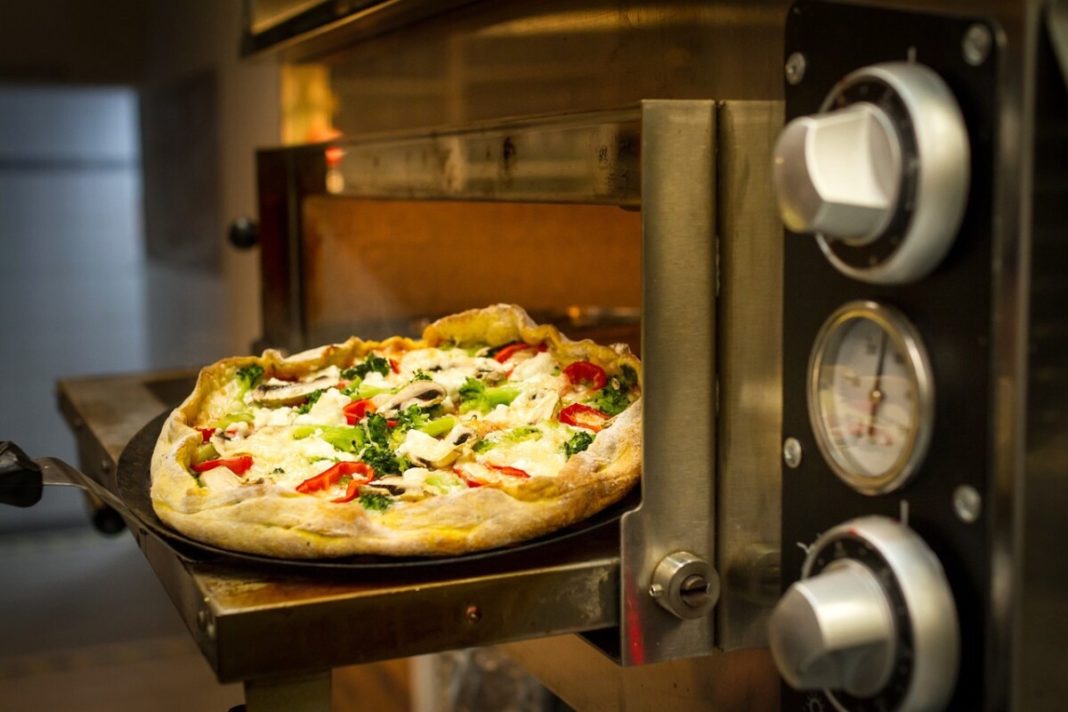 im-pizzaofen-backen,-braten-und-kochen im-pizzaofen-backen,-braten-und-kochen