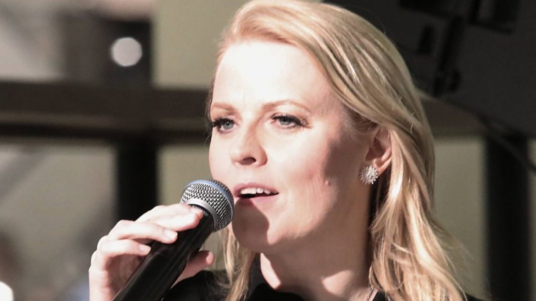 patricia-kelly:-nach-treppensturz-muss-sie-auf-kruecken-gehen