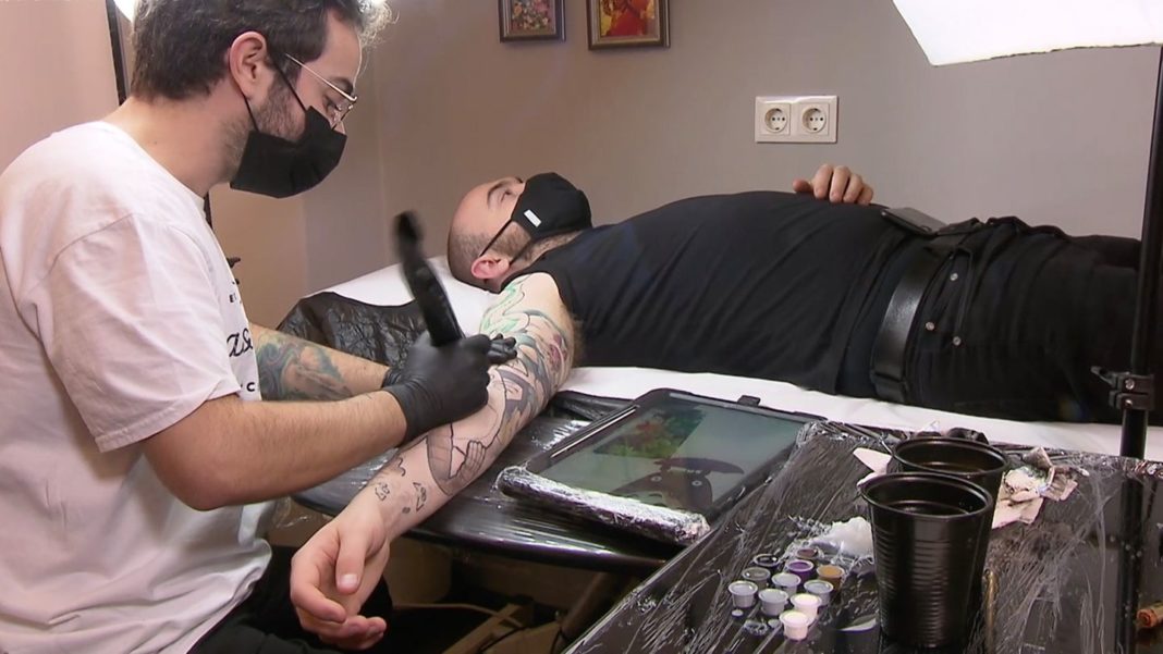 eu-verbot:-so-viel-farbe-wie-moeglich:-tattoo-fan-legt-sich-vor-verbot-noch-schnell-unter-die-nadel eu-verbot:-so-viel-farbe-wie-moeglich:-tattoo-fan-legt-sich-vor-verbot-noch-schnell-unter-die-nadel