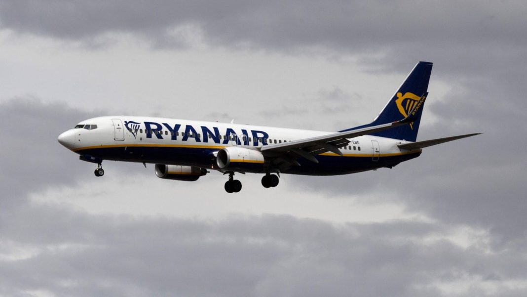 dramatischer-sinklflug:-feuer-an-bord:-ryanair-flieger-muss-in-frankreich-notlanden dramatischer-sinklflug:-feuer-an-bord:-ryanair-flieger-muss-in-frankreich-notlanden