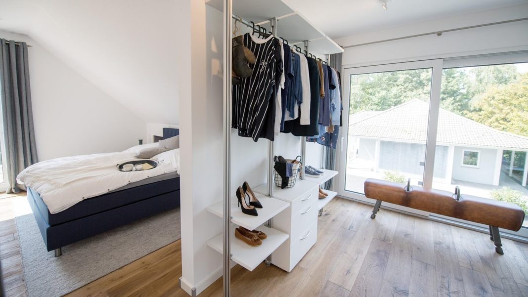 minimalistischer-modetrend:-capsule-wardrobe:-wie-weniger-kleidung-zu-weniger-stress-beim-anziehen-verhelfen-soll minimalistischer-modetrend:-capsule-wardrobe:-wie-weniger-kleidung-zu-weniger-stress-beim-anziehen-verhelfen-soll