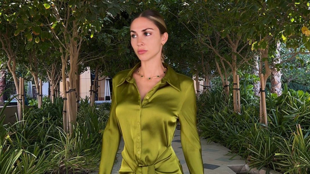 fashion-looks:-ann-kathrin-goetze-setzt-ihr-blusenkleid-perfekt-in-szene fashion-looks:-ann-kathrin-goetze-setzt-ihr-blusenkleid-perfekt-in-szene