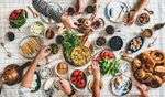 ueber-das-fuer-und-wider-von-gemeinschaftstischen-beim-fruehstueck ueber-das-fuer-und-wider-von-gemeinschaftstischen-beim-fruehstueck