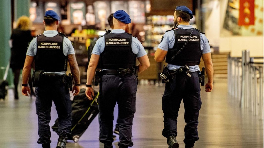 schiphol:-bombendrohung-im-flugzeug:-22-jaehriger-deutscher-in-amsterdam-verhaftet schiphol:-bombendrohung-im-flugzeug:-22-jaehriger-deutscher-in-amsterdam-verhaftet