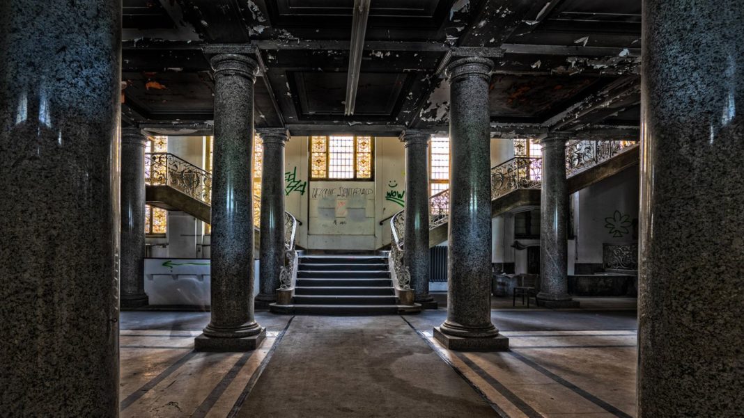 lost-places-in-deutschland:-geisterstaetten:-mitten-in-frankfurts-innenstadt-zerfaellt-das-alte-polizeipraesidium lost-places-in-deutschland:-geisterstaetten:-mitten-in-frankfurts-innenstadt-zerfaellt-das-alte-polizeipraesidium