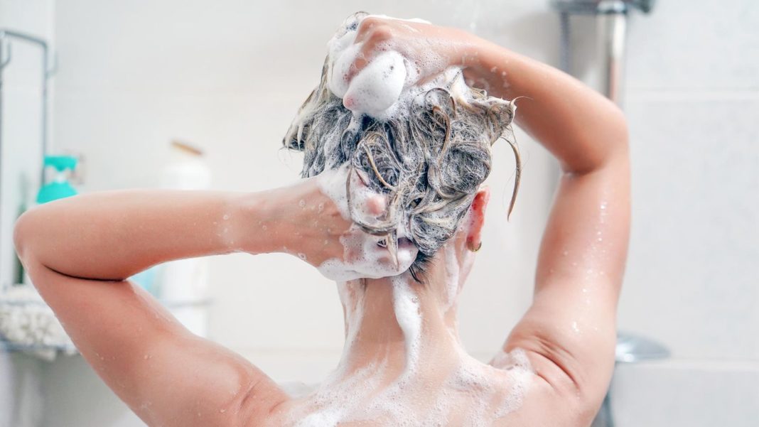 gesunde-haare:-warum-teebaumoel-shampoo-gereizte-kopfhaut,-schuppen-und-fettiges-haar-lindert