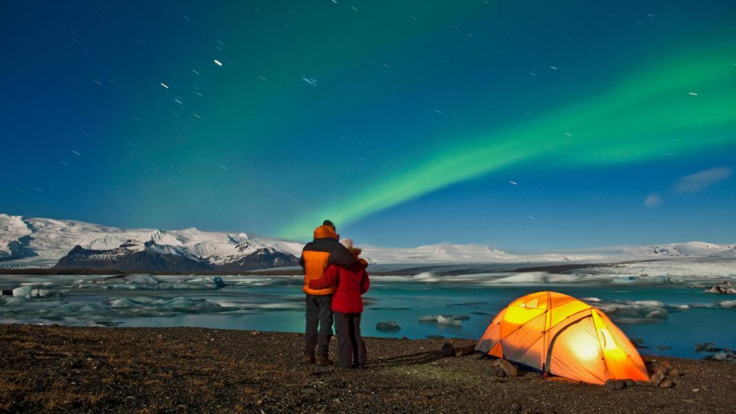 aurora-borealis:-im-zauber-des-nordlichts:-flimmernde-polarlichter-am-himmel-ueber-island