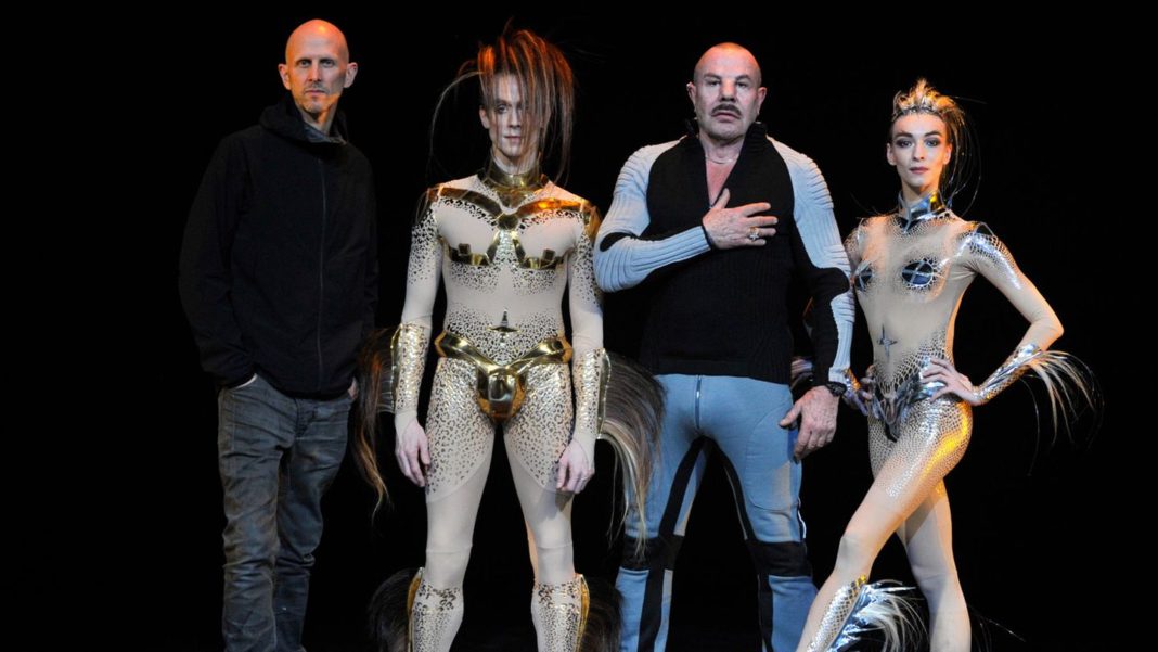 manfred-thierry-mugler-(†73):-die-erstaunliche-geschichte-seines-veraenderten-gesichts manfred-thierry-mugler-(†73):-die-erstaunliche-geschichte-seines-veraenderten-gesichts