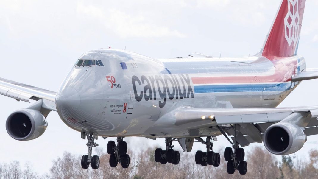 von-afrika-nach-amsterdam:-blinder-passagier-ueberlebt-mehrstuendigen-flug-im-fahrwerkschacht-eines-fracht-jumbos von-afrika-nach-amsterdam:-blinder-passagier-ueberlebt-mehrstuendigen-flug-im-fahrwerkschacht-eines-fracht-jumbos