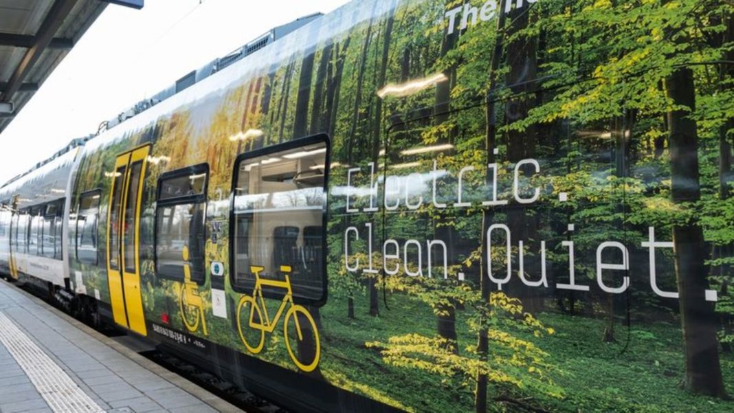 klimaschutz:-bahn-laesst-erstmals-batteriezug-mit-fahrgaesten-fahren klimaschutz:-bahn-laesst-erstmals-batteriezug-mit-fahrgaesten-fahren