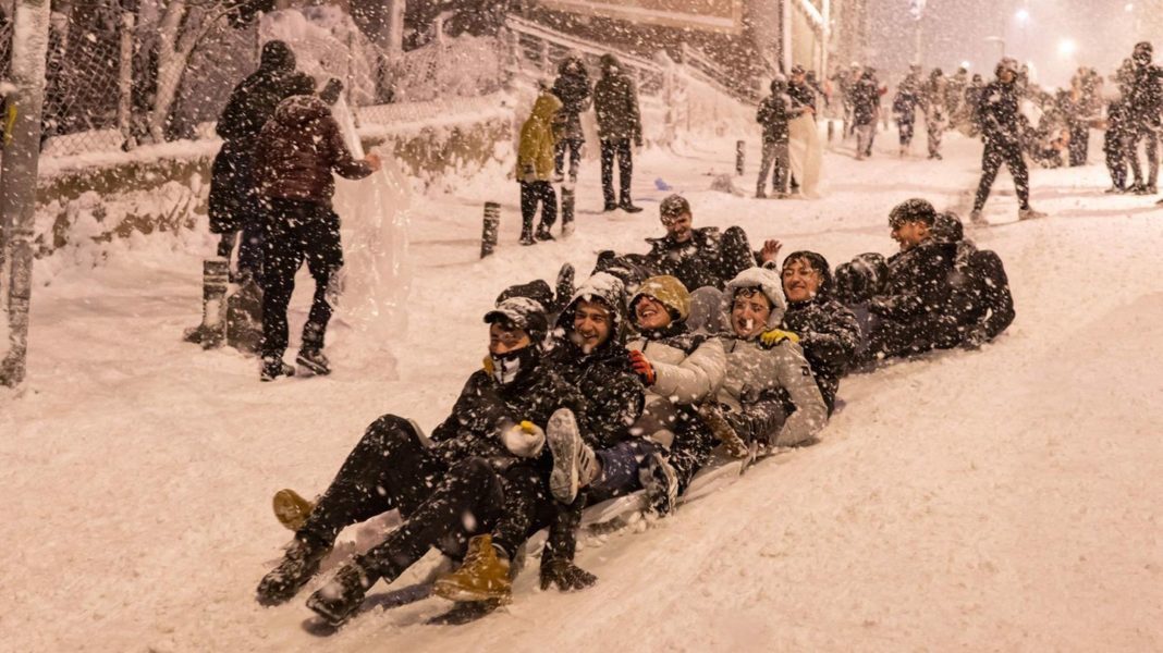 wetterkapriolen:-winterchaos-im-sueden:-athen-und-istanbul-versinken-im-schnee