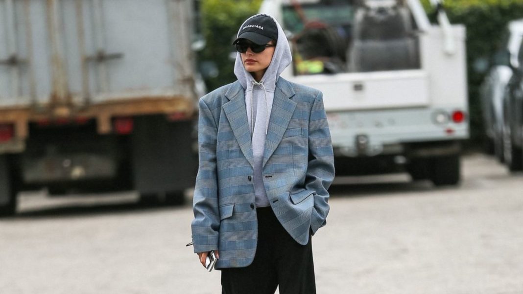 dad-blazer:-so-traegt-hailey-bieber-das-must-have-2022 dad-blazer:-so-traegt-hailey-bieber-das-must-have-2022