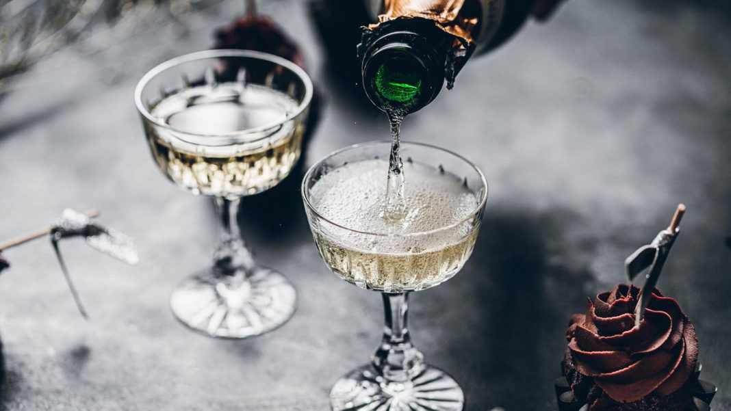 gut-zu-wissen:-wie-alkohol-unseren-schlaf-sabotiert-–-und-wie-sich-das-verhindern-laesst gut-zu-wissen:-wie-alkohol-unseren-schlaf-sabotiert-–-und-wie-sich-das-verhindern-laesst