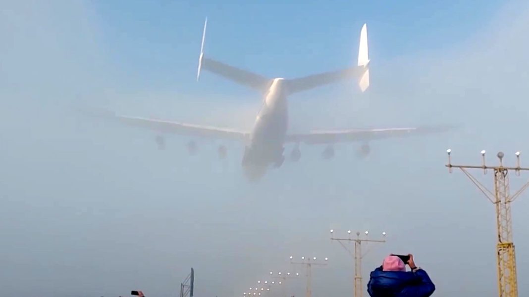 xxl-flieger:-landung-der-antonow-an-225:-groesstes-flugzeug-der-welt-schneidet-nebelwand-durch xxl-flieger:-landung-der-antonow-an-225:-groesstes-flugzeug-der-welt-schneidet-nebelwand-durch