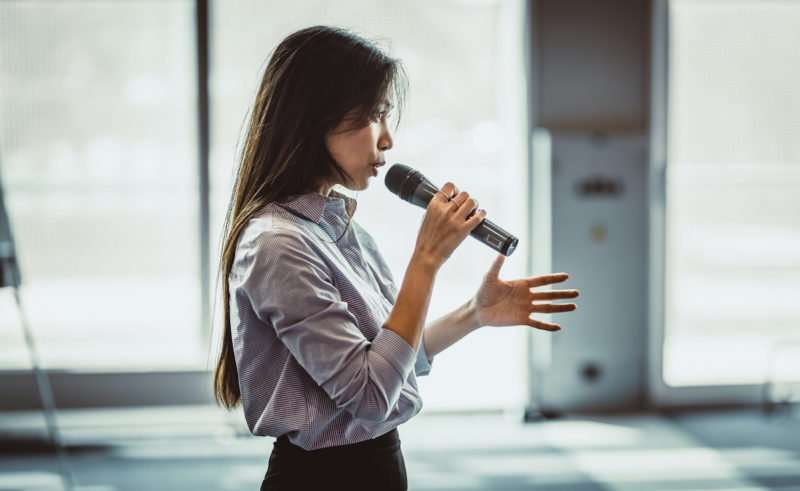 „gutes-sprechen-kann-karrieren-retten“,-sagt-eine-stimm-expertin-— und-verraet-uebungen,-um-eure-stimme-auf-erfolg-zu-trainieren „gutes-sprechen-kann-karrieren-retten“,-sagt-eine-stimm-expertin-— und-verraet-uebungen,-um-eure-stimme-auf-erfolg-zu-trainieren