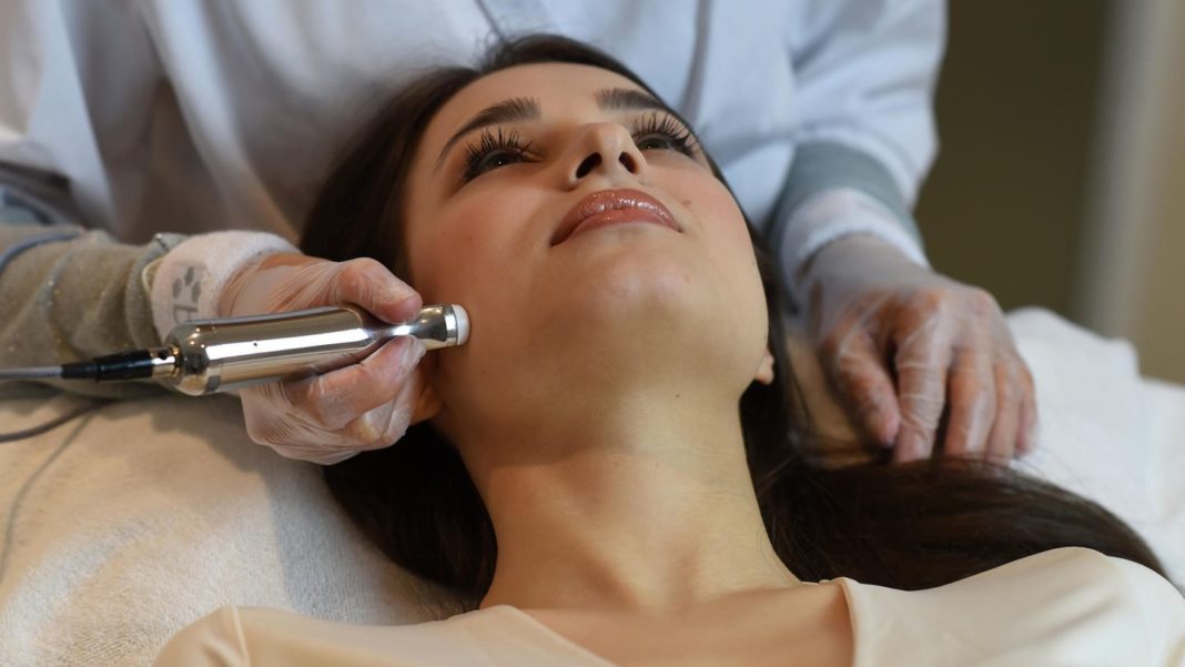 microneedling:-wie-der-dermapen-fuer-bessere-haut-sorgen-soll-–-bei-aknenarben-und-falten microneedling:-wie-der-dermapen-fuer-bessere-haut-sorgen-soll-–-bei-aknenarben-und-falten
