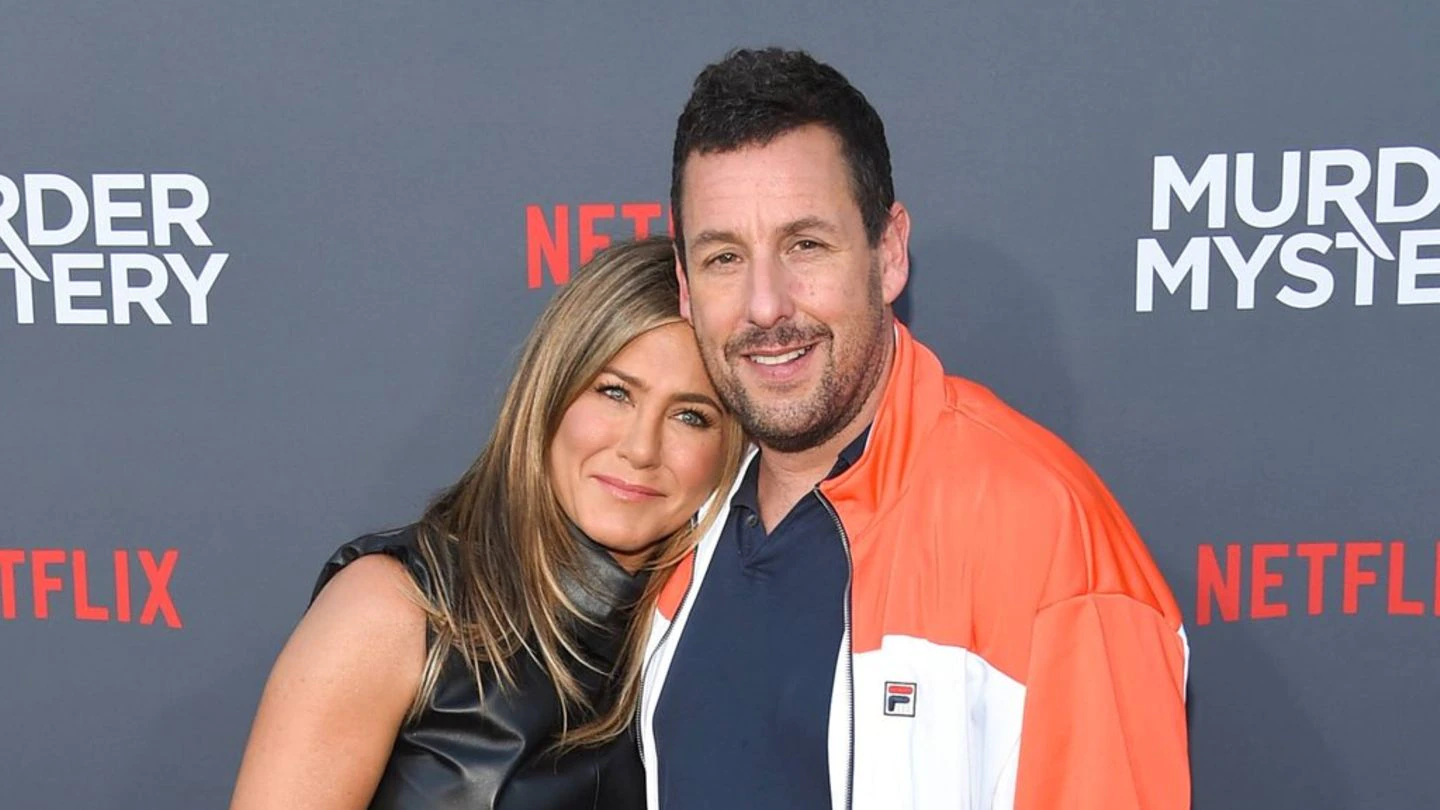 jennifer-aniston-und-adam-sandler:-gruesse-vom-“murder-mystery-2”-set jennifer-aniston-und-adam-sandler:-gruesse-vom-“murder-mystery-2”-set