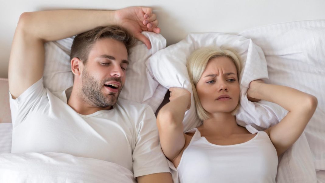 nachtruhe:-wie-funktionieren-anti-schnarch-kissen-und-fuer-wen-sind-sie-geeignet?
