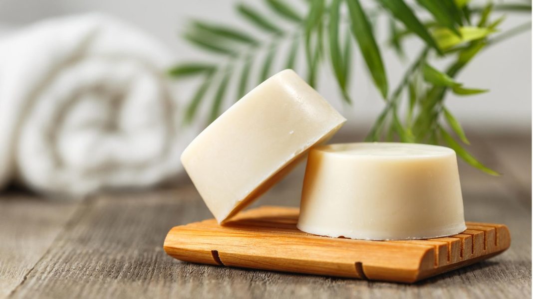 weniger-plastik-bei-gleicher-pflege:-fester-conditioner:-nachhaltige-pflegespuelung-fuer-die-haare
