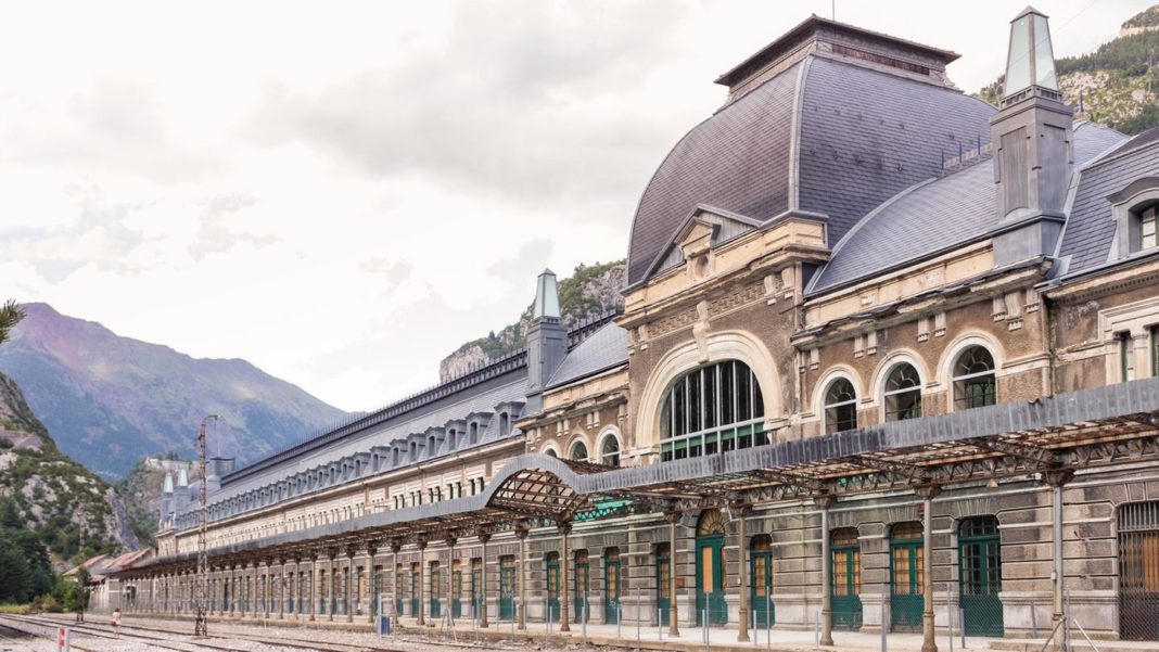 estacion-canfranc-royal-hideaway-von-barcelo:-der-geisterbahnhof-canfranc-erwacht-aus-dem-dornroeschenschlaf-und-wird-ein-luxushotel estacion-canfranc-royal-hideaway-von-barcelo:-der-geisterbahnhof-canfranc-erwacht-aus-dem-dornroeschenschlaf-und-wird-ein-luxushotel