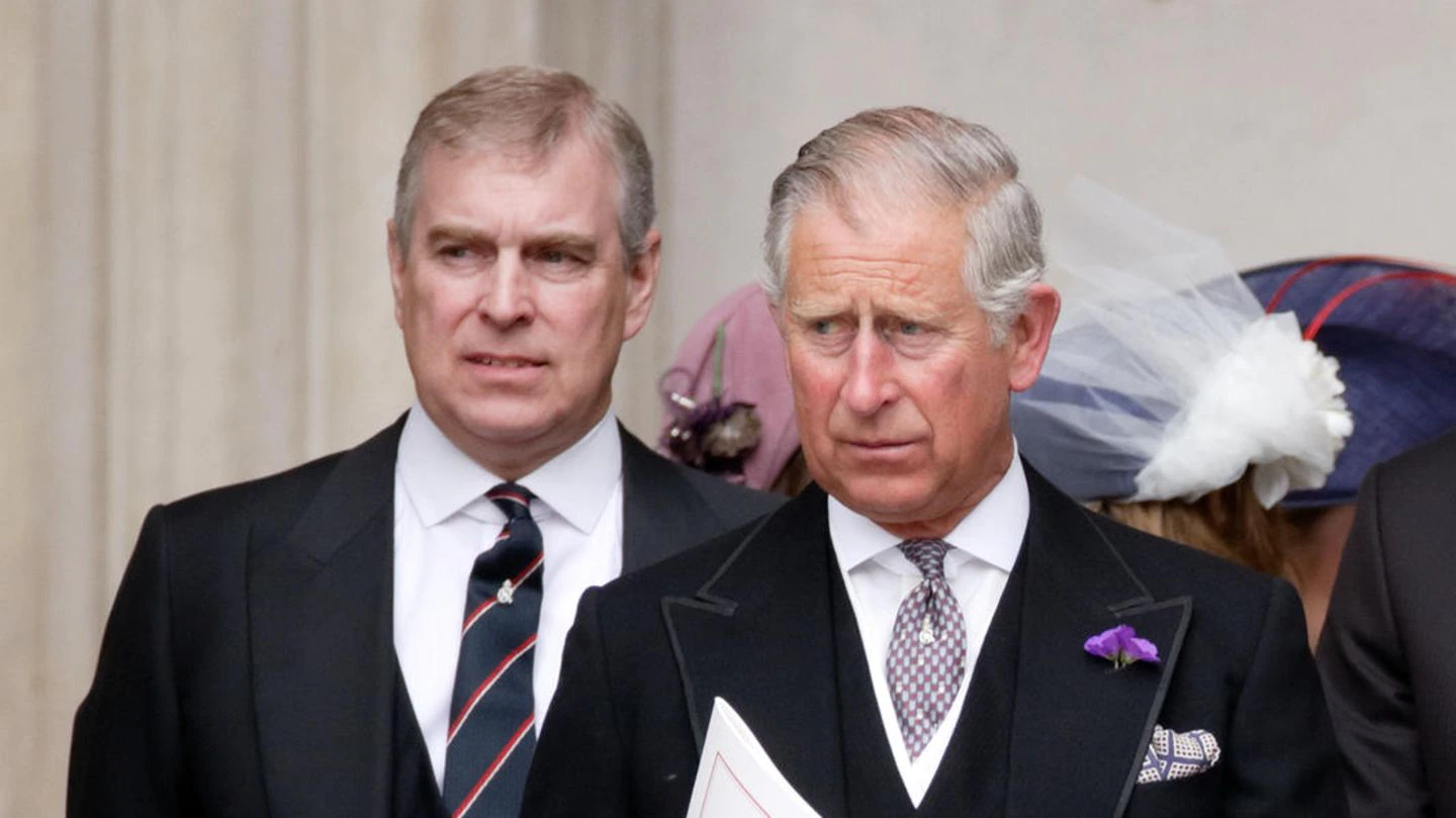 prinz-charles:-insider-verraet:-er-hat-prinz-andrew-aus-schloss-windsor-verbannt prinz-charles:-insider-verraet:-er-hat-prinz-andrew-aus-schloss-windsor-verbannt