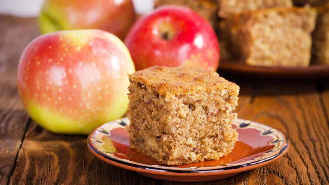in-15-minuten-fertig!:-diese-fluffig-saftigen-apfel-blondies-sind-zum-dahinschmelzen in-15-minuten-fertig!:-diese-fluffig-saftigen-apfel-blondies-sind-zum-dahinschmelzen