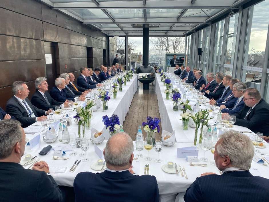 maenner-beim-business-lunch:-ein-foto-aus-muenchen-sorgt-fuer-aufsehen maenner-beim-business-lunch:-ein-foto-aus-muenchen-sorgt-fuer-aufsehen