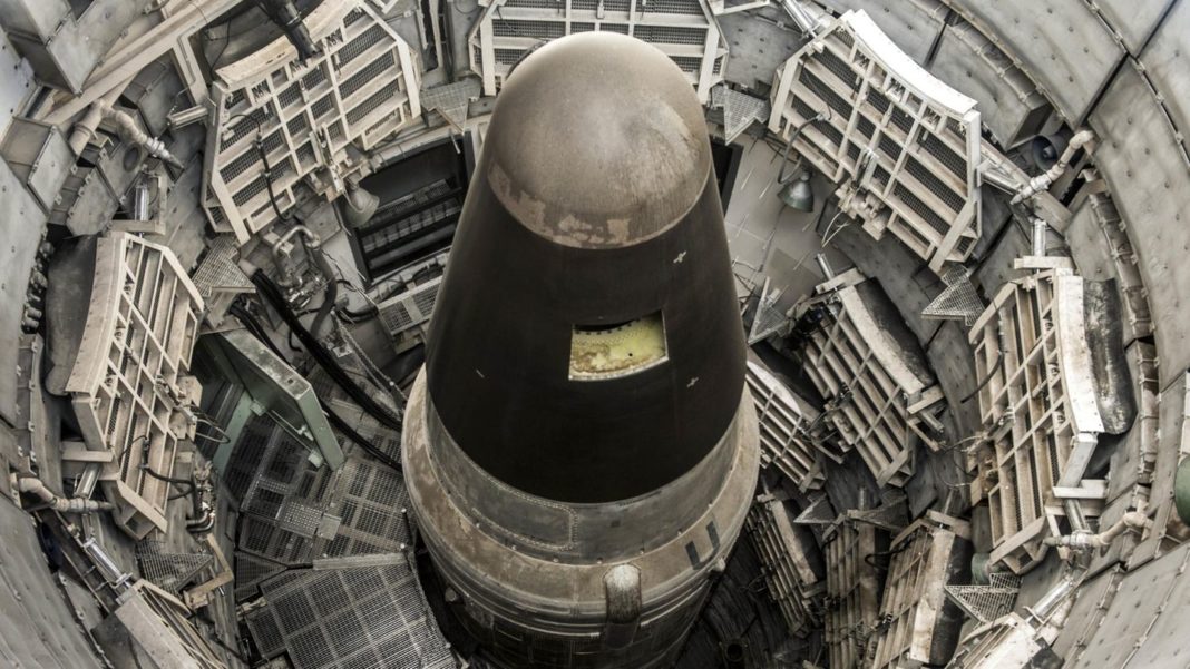 bei-tucson-in-arizona:-titan-missile-museum:-im-unterirdischen-gruselkabinett-des-wettruestens bei-tucson-in-arizona:-titan-missile-museum:-im-unterirdischen-gruselkabinett-des-wettruestens