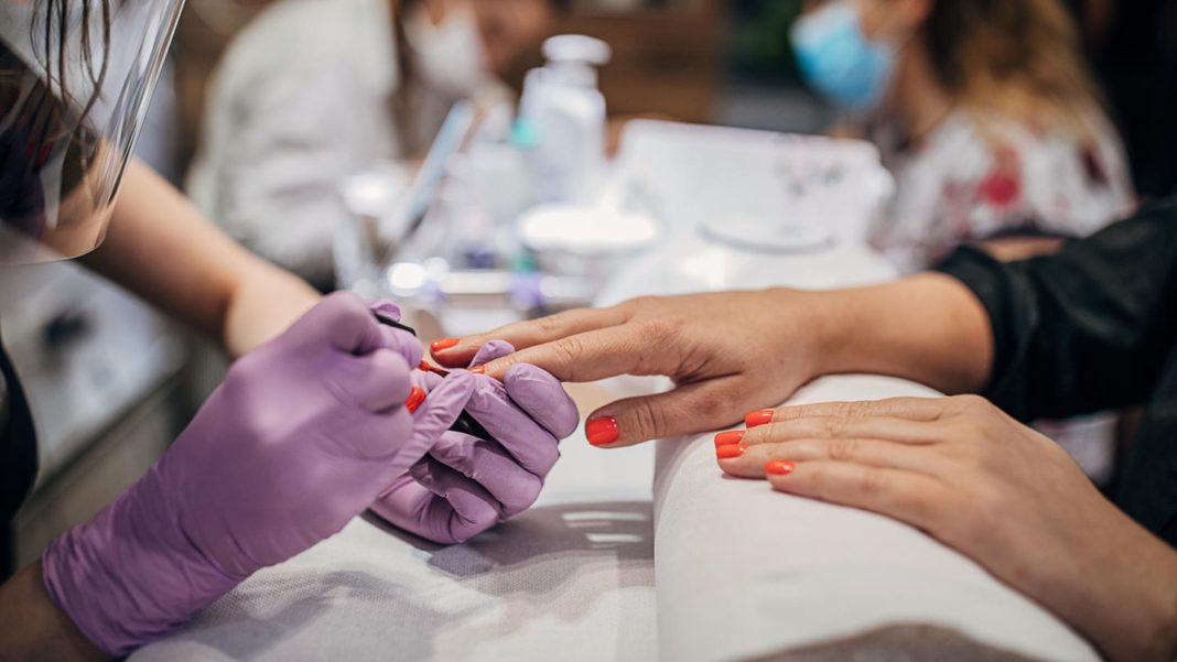 studie:-wie-gefaehrlich-sind-die-chemikalien-in-nagelstudios?