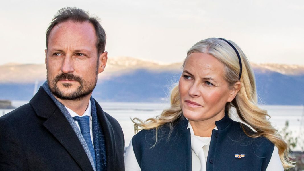 prinz-haakon-+-prinzessin-mette-marit:-prinz-haakon-und-prinzessin-mette-marit-brechen-familienurlaub-ab prinz-haakon-+-prinzessin-mette-marit:-prinz-haakon-und-prinzessin-mette-marit-brechen-familienurlaub-ab