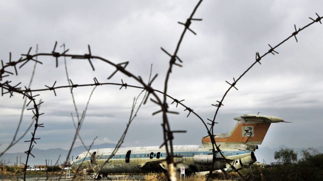 lost-places-nikosia:-stacheldraht-und-taubendreck:-so-verkommt-zyperns-geisterflughafen
