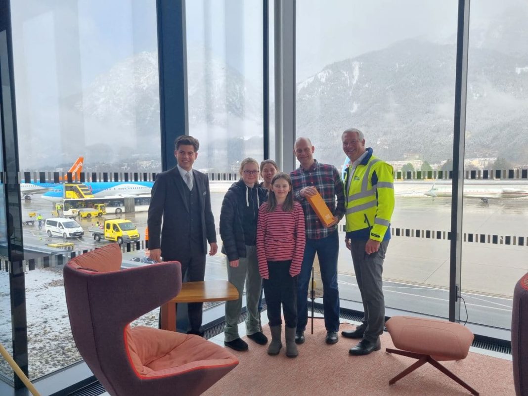 innsbruck-begruesst-gast-nummer-100.000-in-der-lounge innsbruck-begruesst-gast-nummer-100.000-in-der-lounge