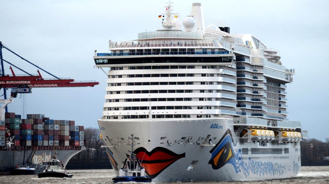 von-glueckstadt-nach-hamburg:-zeitraffer-video:-kreuzfahrtschiff-“aida-cosma”-laeuft-erstmals-hamburger-hafen-an von-glueckstadt-nach-hamburg:-zeitraffer-video:-kreuzfahrtschiff-“aida-cosma”-laeuft-erstmals-hamburger-hafen-an