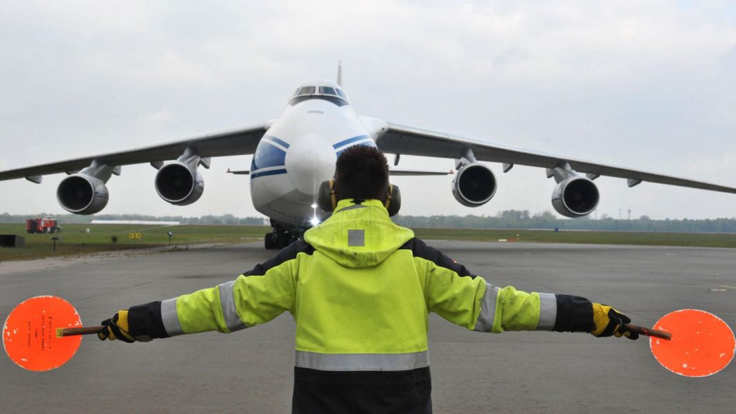 follow-me:-antonow-an-124:-so-sieht-der-riesige-transportflieger-von-aussen-und-innen-aus follow-me:-antonow-an-124:-so-sieht-der-riesige-transportflieger-von-aussen-und-innen-aus