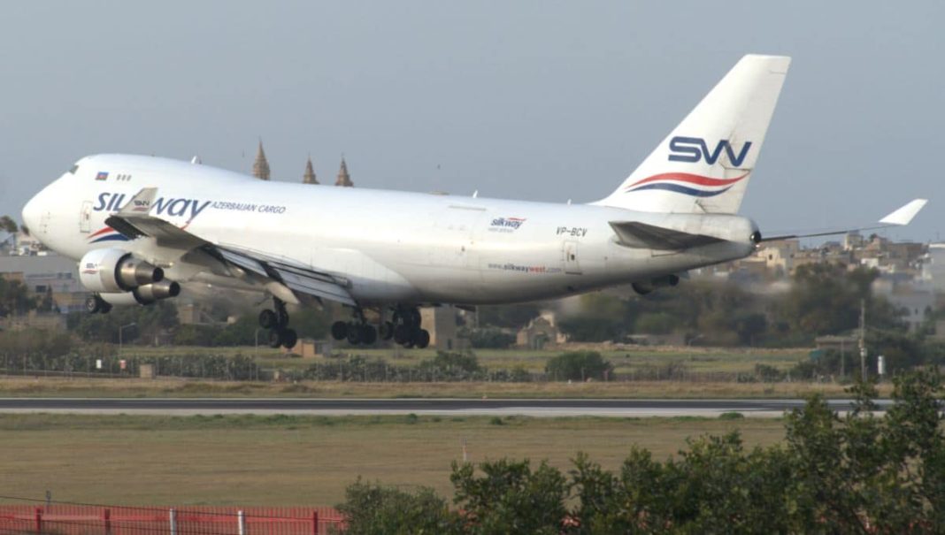 sky-gates-hat-boeing-747-400-an-silkway-west-uebergeben sky-gates-hat-boeing-747-400-an-silkway-west-uebergeben