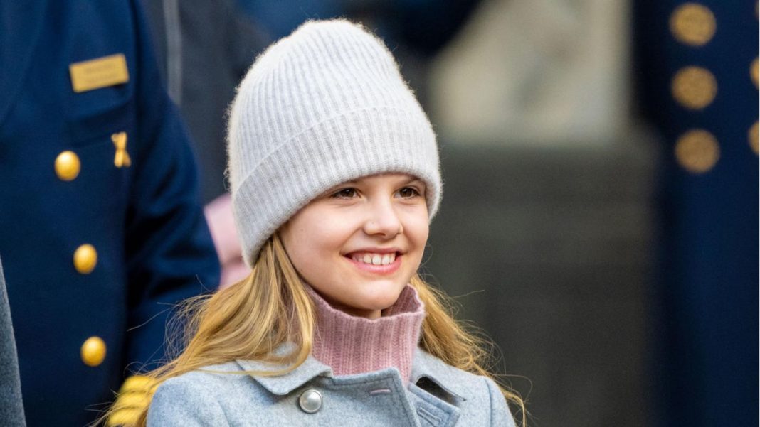 wem-steht’s-besser?:-neben-estelle-setzte-auch-eine-andere-mini-royal-auf-den-mantel wem-steht’s-besser?:-neben-estelle-setzte-auch-eine-andere-mini-royal-auf-den-mantel