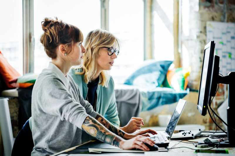 umschulung-mit-jobgarantie:-zwei-frauen-erzaehlen,-wie-der-quereinstieg-in-die-it-gelingt umschulung-mit-jobgarantie:-zwei-frauen-erzaehlen,-wie-der-quereinstieg-in-die-it-gelingt