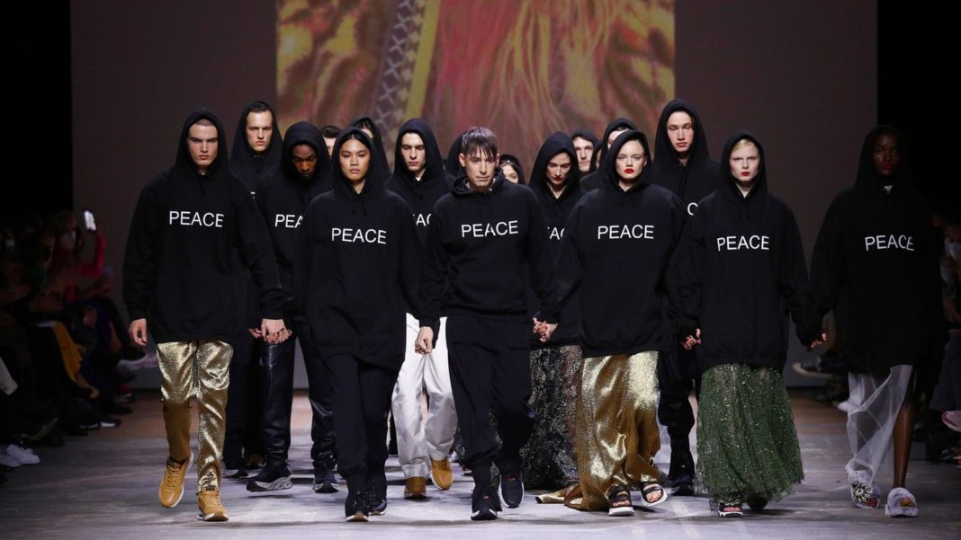 berlin-fashion-week:-politische-statements-auf-den-laufstegen-von-berlin berlin-fashion-week:-politische-statements-auf-den-laufstegen-von-berlin