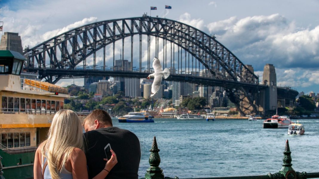 runder-geburtstag:-ein-kleiderbuegel-als-wahrzeichen:-sydney-harbour-bridge-wird-90 runder-geburtstag:-ein-kleiderbuegel-als-wahrzeichen:-sydney-harbour-bridge-wird-90