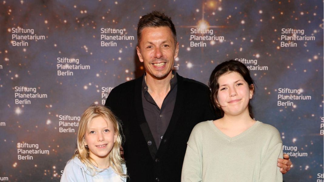 familienbande-2022:-michi-beck-mit-seinen-toechtern-auf-dem-roten-teppich familienbande-2022:-michi-beck-mit-seinen-toechtern-auf-dem-roten-teppich